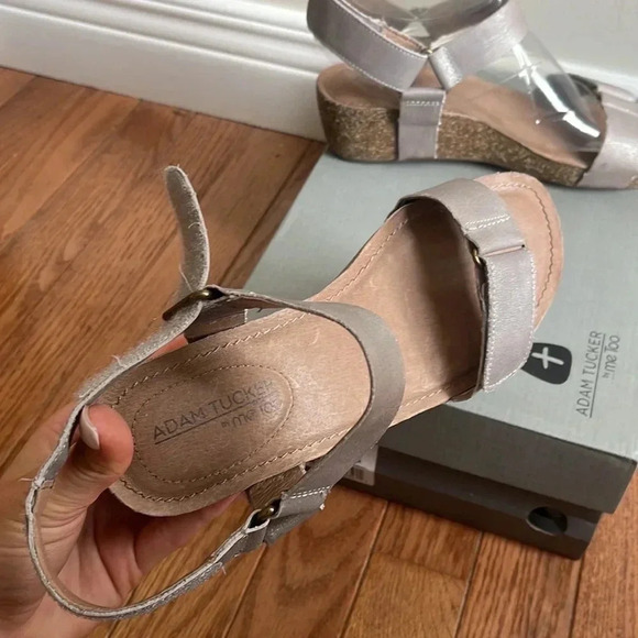 Adam Tucker by Me Too pewter metallic sandals - Picture 5 of 7